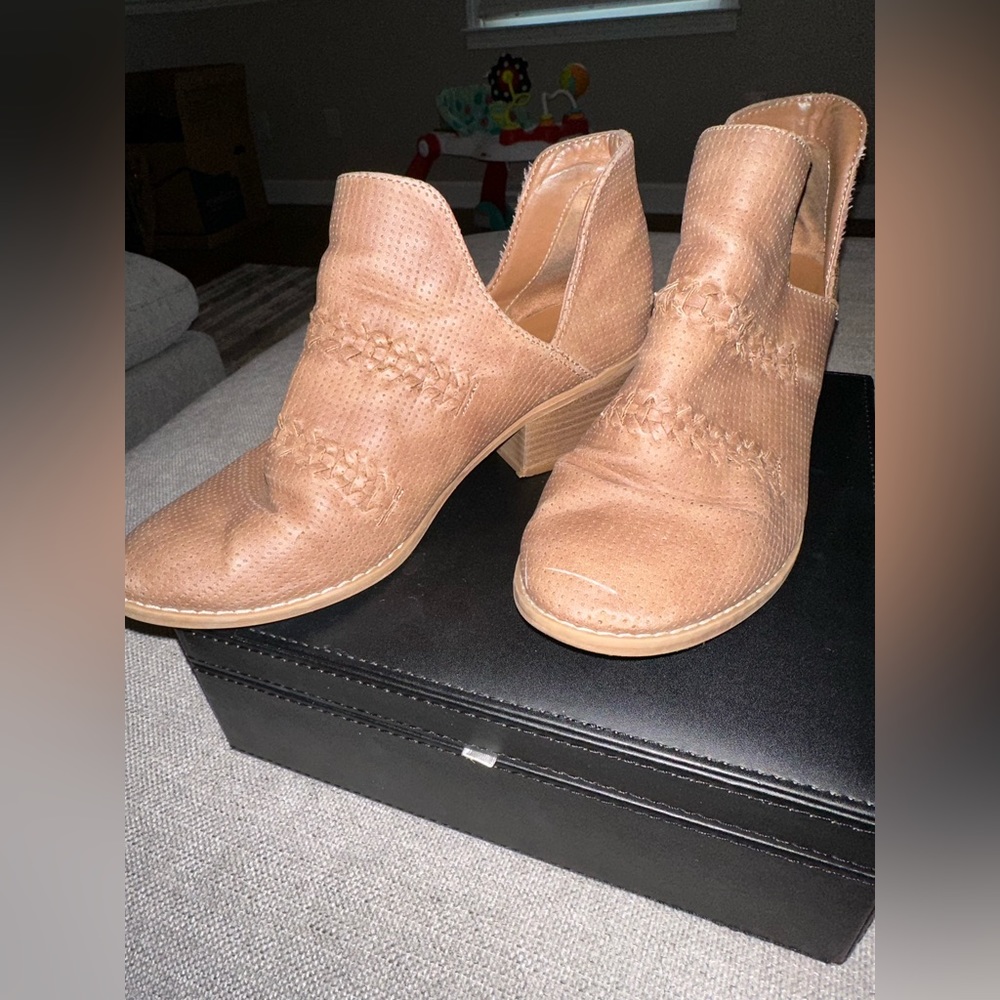 Universal Thread Booties - Picture 3 of 4